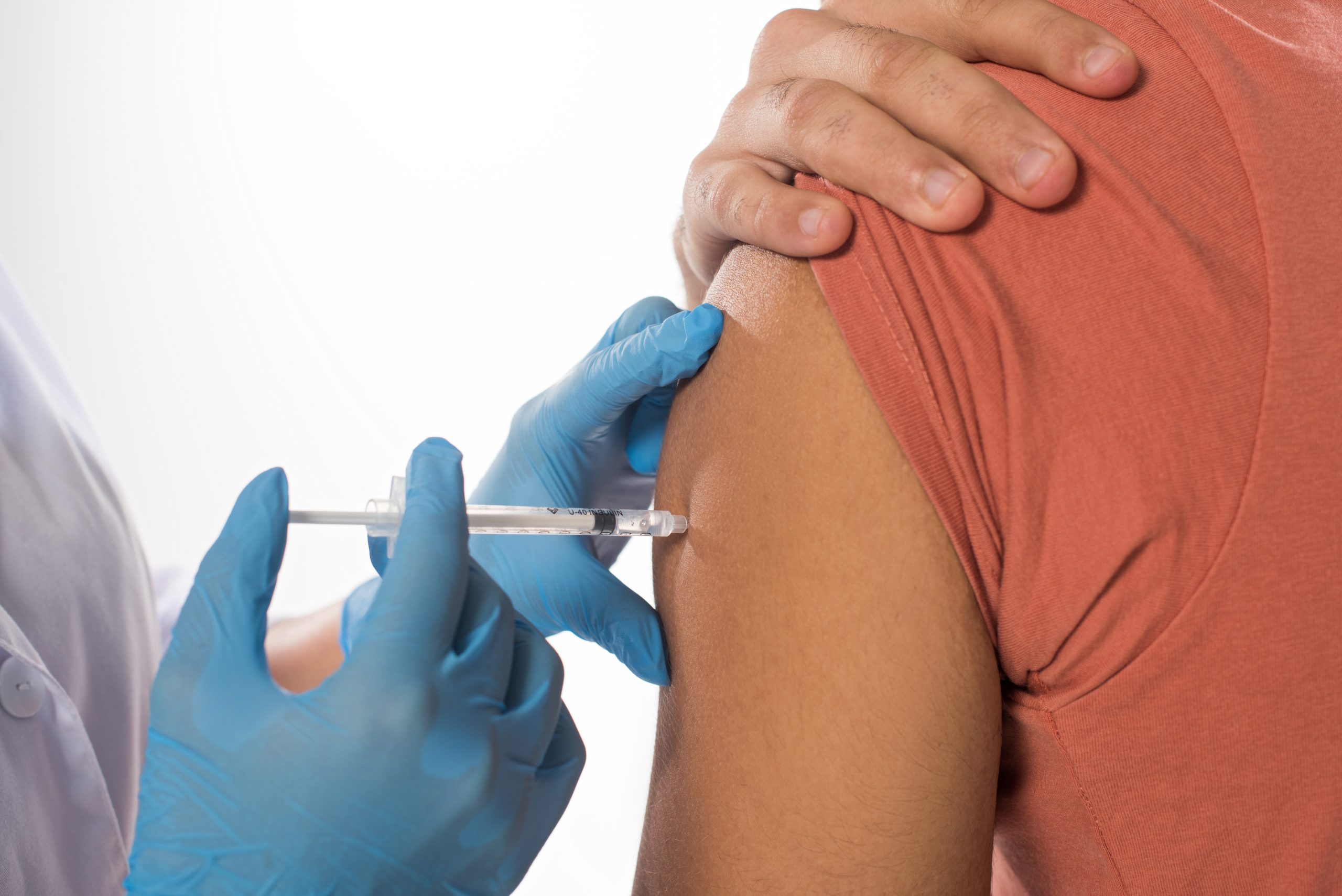 Подкожное введение вакцины. Вакцинация подкожно в плечо. Укол в плечо прививка.
